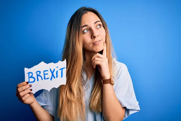 Fiatal Gyönyörű Szőke Kék Szemekkel Tartó Banner Brexit Üzenet Komoly — Stock Fotó