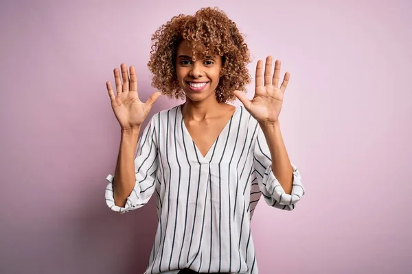 Vacker Afrikansk Amerikansk Kvinna Med Lockigt Hår Bär Randig Shirt — Stockfoto