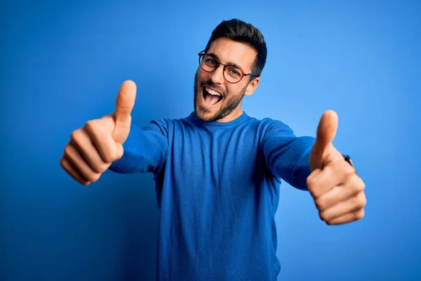 Joven Hombre Guapo Con Barba Vistiendo Suéter Casual Gafas Sobre — Foto de Stock