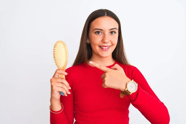 Jong Mooi Meisje Houden Haar Kam Staande Geïsoleerde Wit Achtergrond — Stockfoto