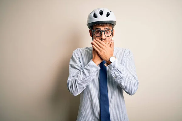 Pengusaha Muda Memakai Kacamata Dan Helm Sepeda Berdiri Atas Lahan — Stok Foto