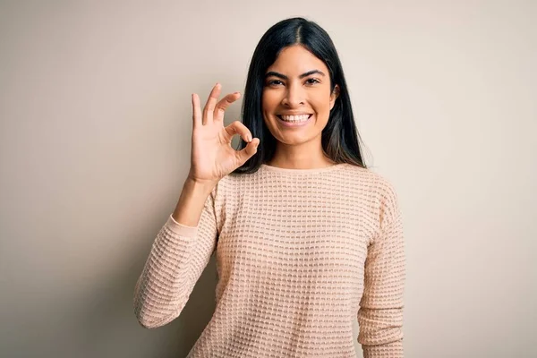 Junge Schöne Hispanische Frau Trägt Eleganten Rosa Pullover Über Isoliertem — Stockfoto