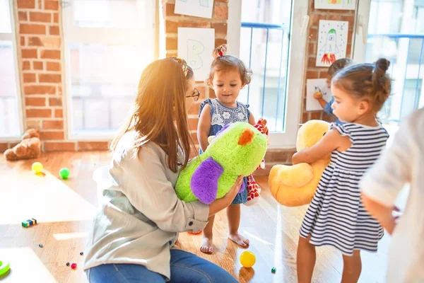 Mooie Leraar Groep Peuters Spelen Rond Veel Speelgoed Kleuterschool — Stockfoto