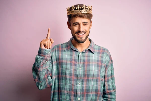 Jovem Com Barba Vestindo Coroa Dourada Rei Sobre Fundo Rosa — Fotografia de Stock