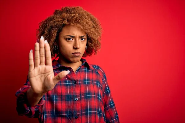 Ung Vacker Afroamerikansk Afro Kvinna Med Lockigt Hår Bär Casual — Stockfoto