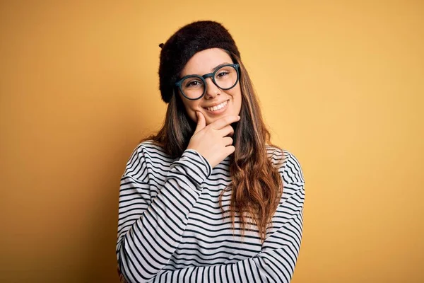 Junge Schöne Brünette Frau Mit Französischer Baskenmütze Und Brille Vor — Stockfoto