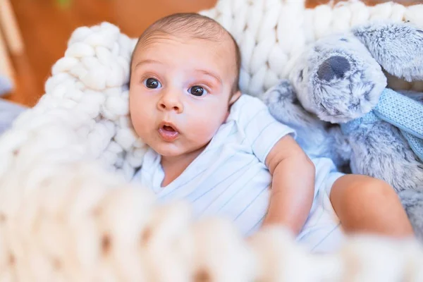 Entzückendes Baby Das Hause Auf Einer Decke Auf Dem Boden — Stockfoto