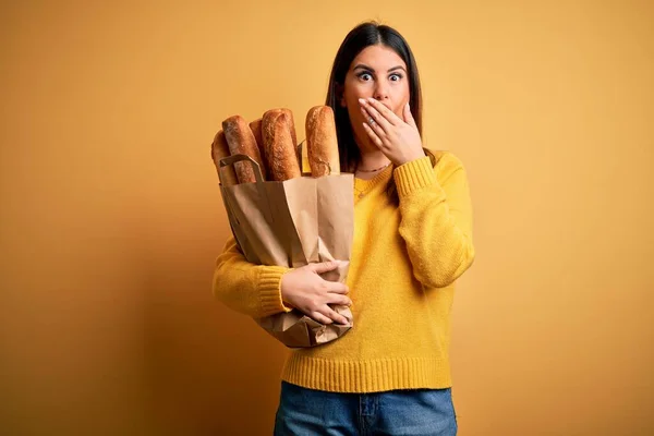 Joven Mujer Hermosa Sosteniendo Una Bolsa Pan Fresco Saludable Sobre —  Fotos de Stock