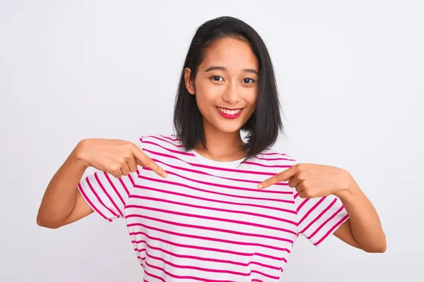 Jovem Chinesa Vestindo Camiseta Listrada Sobre Fundo Branco Isolado Olhando — Fotografia de Stock