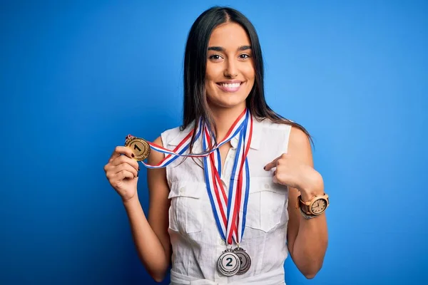 Νεαρή Όμορφη Μελαχρινή Γυναίκα Πρωταθλήτρια Κερδίζει Μετάλλια Μπλε Φόντο Πρόσωπο — Φωτογραφία Αρχείου