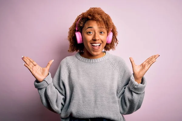 Fiatal Afro Amerikai Göndör Hajjal Zenét Hallgat Rózsaszín Fejhallgatóval Ünnepli — Stock Fotó