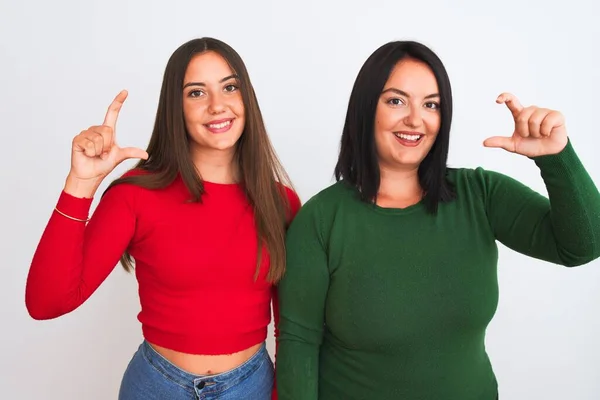 Mujeres Hermosas Jóvenes Que Usan Ropa Casual Pie Sobre Fondo — Foto de Stock