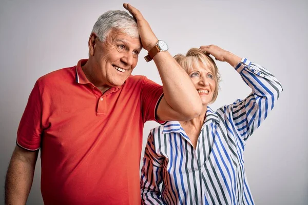 Senior Hermosa Pareja Pie Juntos Sobre Fondo Blanco Aislado Sonriendo —  Fotos de Stock