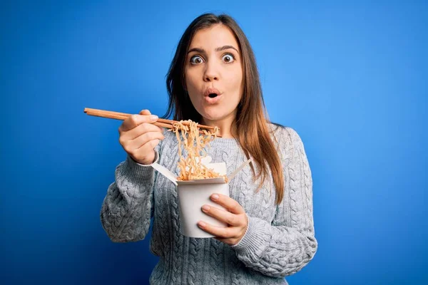 Young Woman Eating Asian Noodles Take Away Box Using Chopstick — Stock Photo, Image