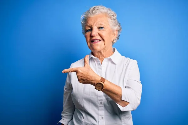 Senior Bella Donna Indossa Camicia Elegante Piedi Sopra Isolato Sfondo — Foto Stock