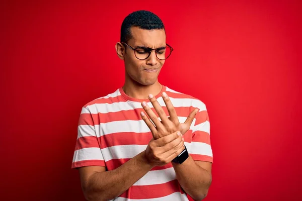 줄무늬 티셔츠를 안경을 손가락에 관절염 증세를 보이는 잘생긴 아프리카 미국인 — 스톡 사진