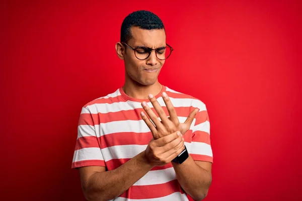 Jovem Bonito Homem Afro Americano Vestindo Casual Listrado Shirt Óculos — Fotografia de Stock