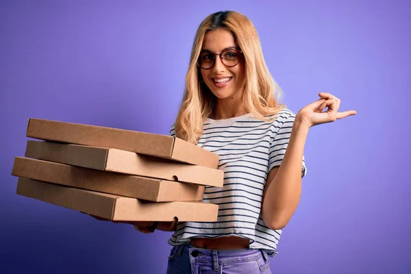 Ung Vacker Blond Kvinna Håller Lådor Med Italiensk Pizza Över — Stockfoto