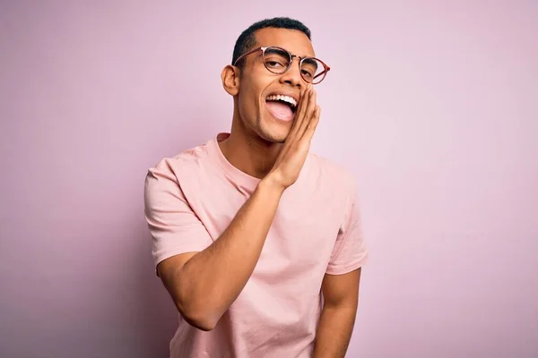 Bonito Homem Afro Americano Vestindo Camiseta Casual Óculos Sobre Fundo — Fotografia de Stock