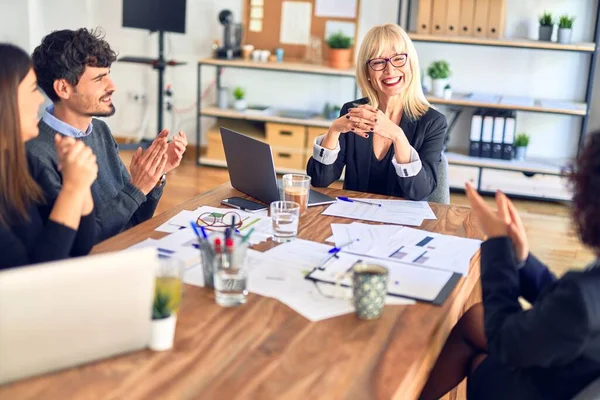 Groep Van Zakelijke Werknemers Glimlachend Gelukkig Vol Vertrouwen Samenwerken Met — Stockfoto