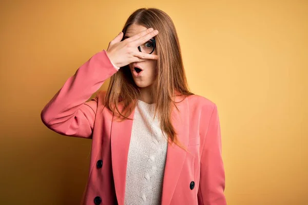 Joven Hermosa Pelirroja Vistiendo Chaqueta Gafas Sobre Aislado Fondo Amarillo — Foto de Stock