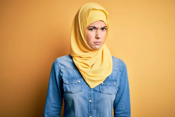 Menina Bonita Nova Vestindo Hijab Muçulmano Sobre Fundo Amarelo Isolado — Fotografia de Stock