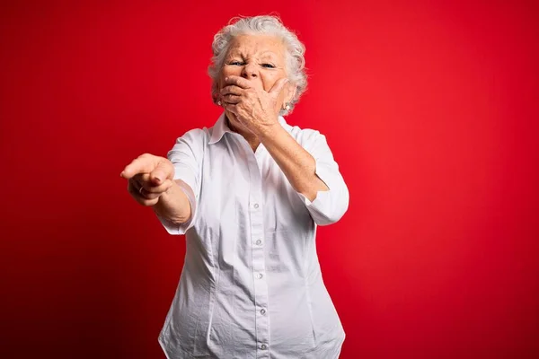 Senior Mooie Vrouw Dragen Elegante Shirt Staan Geïsoleerde Rode Achtergrond — Stockfoto