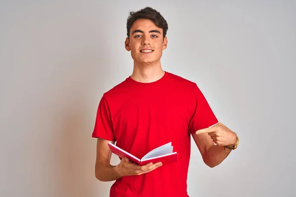 Adolescente Estudante Menino Lendo Livro Sobre Isolado Fundo Muito Feliz — Fotografia de Stock