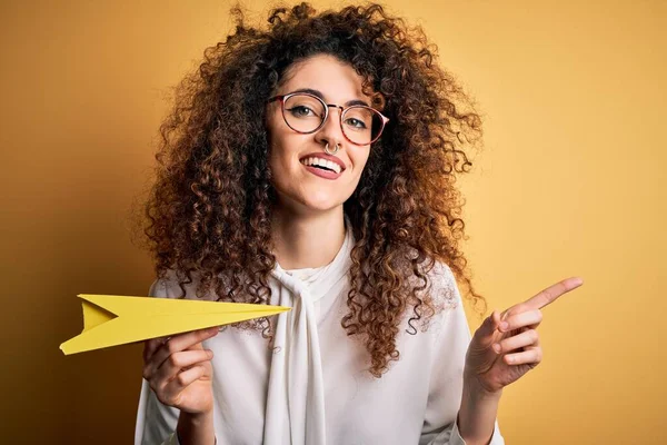 Hermosa Mujer Con Pelo Rizado Piercing Sosteniendo Papel Plano Sobre — Foto de Stock