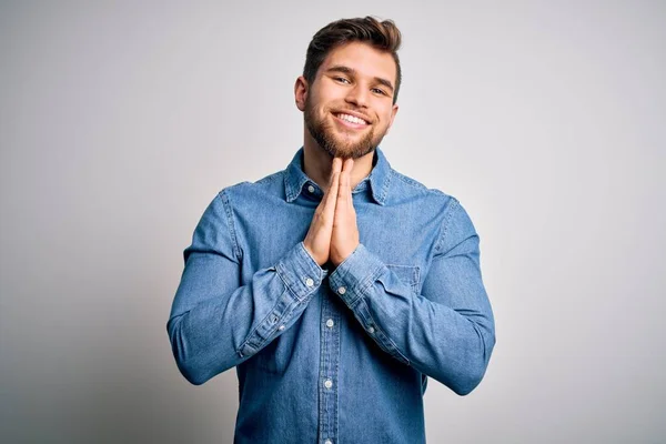 Joven Hombre Rubio Guapo Con Barba Ojos Azules Usando Camisa — Foto de Stock