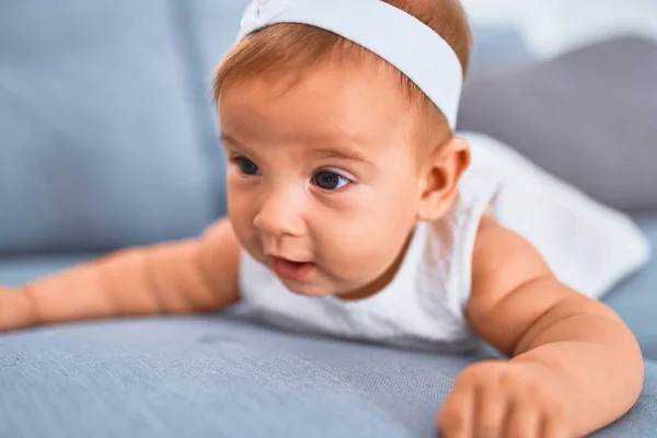 Bebê Adorável Deitado Sofá Casa Recém Nascido Relaxante Descansando Confortável — Fotografia de Stock