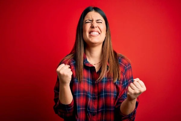 Jeune Belle Femme Portant Chemise Décontractée Sur Fond Rouge Très — Photo