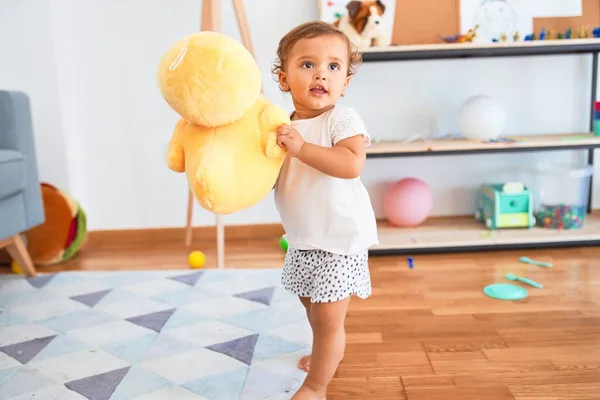 Anaokulunda Bir Sürü Oyuncağın Etrafında Duran Sevimli Bir Bebek — Stok fotoğraf