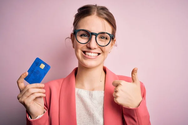 Jovem Mulher Ruiva Bonita Segurando Cartão Crédito Sobre Fundo Rosa — Fotografia de Stock