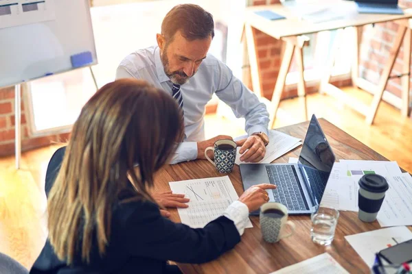 Dos Trabajadores Mediana Edad Sonriendo Felices Confiados Trabajar Juntos Con — Foto de Stock