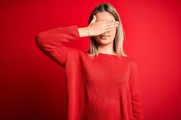 Młoda Piękna Blondynka Ubrana Luźny Sweter Czerwonym Odizolowanym Tle Pokrywającym — Zdjęcie stockowe