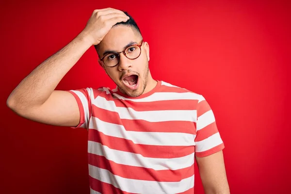 Homem Bonito Jovem Vestindo Shirt Listrada Casual Óculos Sobre Fundo — Fotografia de Stock