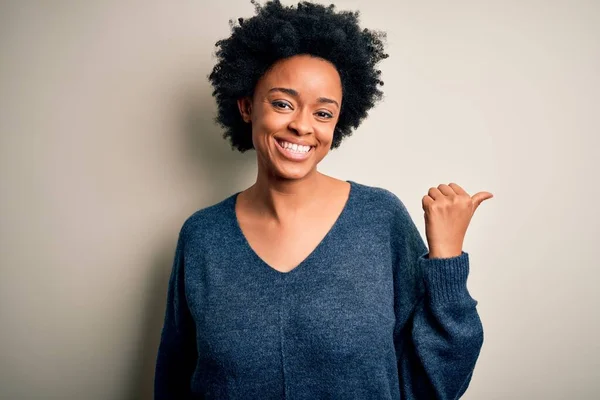 Молодая Красивая Афро Американка Вьющимися Волосами Обычном Свитере Улыбающаяся Счастливым — стоковое фото