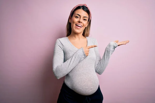 Genç Güzel Bir Esmer Kadın Hamile Pembe Arka Planda Bebek — Stok fotoğraf