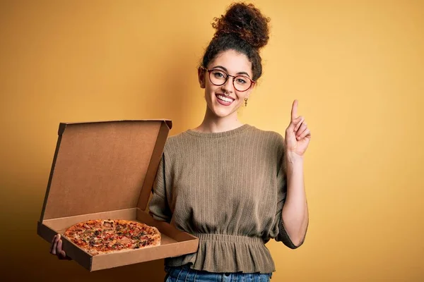 Młoda Piękna Kobieta Kręconymi Włosami Piercing Trzymając Pudełko Włoską Pizzą — Zdjęcie stockowe