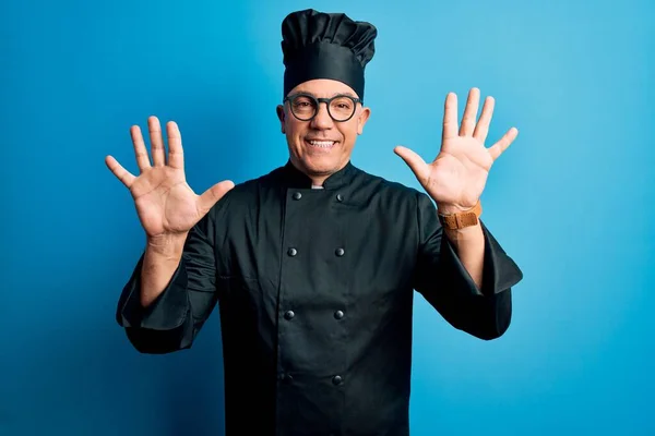 Edad Media Guapo Hombre Pelo Gris Chef Con Uniforme Cocina —  Fotos de Stock