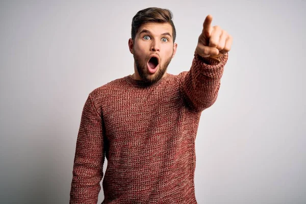 Giovane Uomo Biondo Con Barba Gli Occhi Azzurri Indossa Maglione — Foto Stock