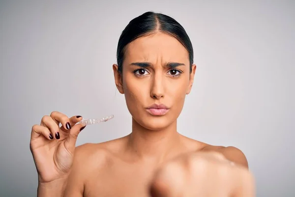 Jovem Bela Morena Segurando Aligner Dentário Ortodôntico Aos Dentes Correção — Fotografia de Stock