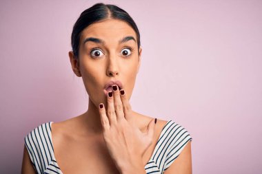 Genç, güzel, esmer bir kadın pembe arka plan kapağı üzerine günlük çizgili tişört giyiyor. Ağzı, utancından dolayı dehşete düşmüş, korkunun ifadesi, sessizlikten korkan, gizli bir kavram.