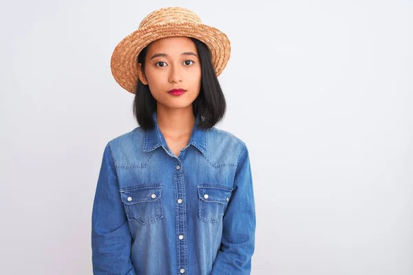 Junge Schöne Chinesin Jeanshemd Und Hut Über Isoliertem Weißem Hintergrund — Stockfoto