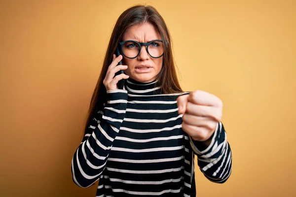 Mavi Gözlü Genç Bir Kadın Akıllı Telefonda Konuşuyor Sinirlenmiş Sinirlenmiş — Stok fotoğraf