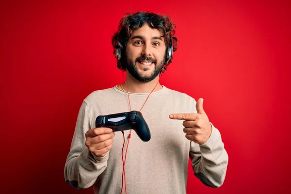 Νεαρός Gamer Άνθρωπος Σγουρά Μαλλιά Και Γενειάδα Παίζοντας Βιντεοπαιχνίδι Χρησιμοποιώντας — Φωτογραφία Αρχείου