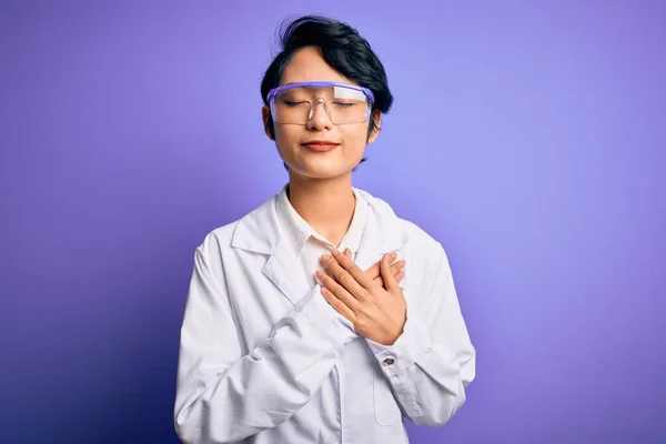 Joven Hermosa Chica Científica Asiática Con Abrigo Gafas Sobre Fondo —  Fotos de Stock
