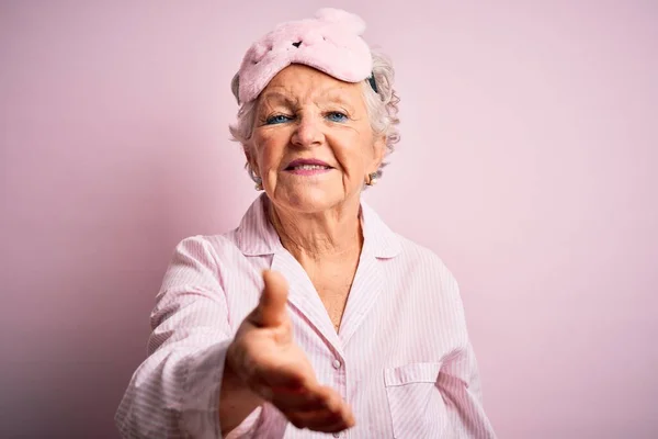 Senior Hermosa Mujer Con Máscara Sueño Pijama Sobre Fondo Rosa — Foto de Stock