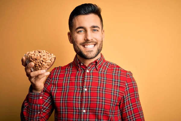 Junger Gutaussehender Mann Mit Einer Schüssel Mit Gesunden Erdnüssen Vor — Stockfoto